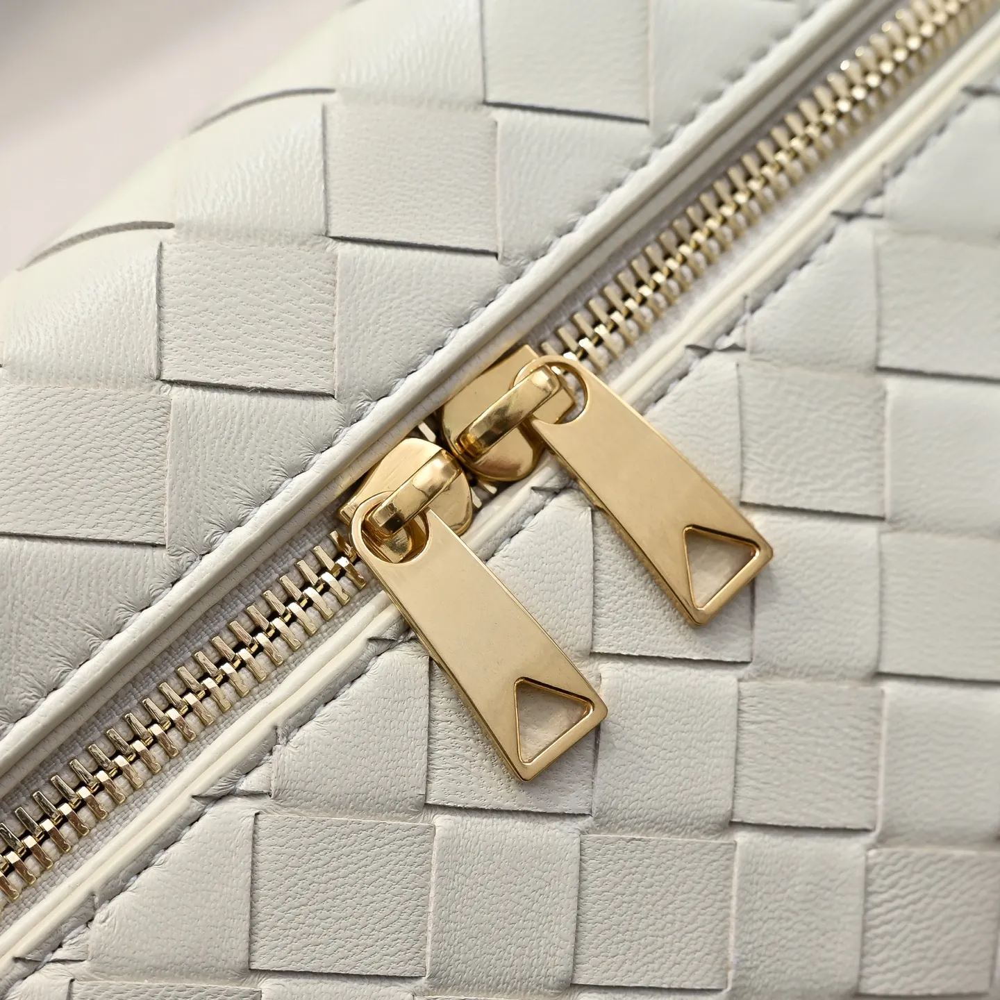 Batch 1360 Bottega Veneta 24 spring and summer woven zipper crossbody bag. A crossbody bag that can be used as a cosmetic bag. The exquisite weaving and compact body are an indispensable accessory for the upcoming summer. The double zipper also better protects the bag. It has a large capacity. If you like it, don’t miss it. Style number: 9109 Size: 22*12.5*5cm